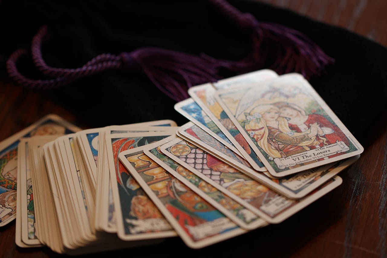 Tips for Conducting Love Readings with Oracle Cards
